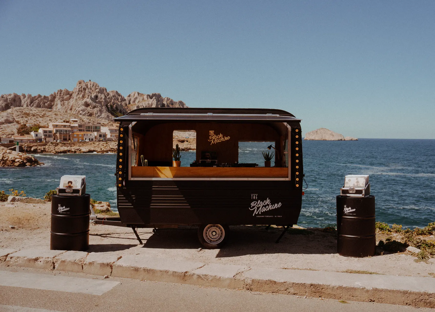 Caravane DJ The Black Machine installée en bord de mer pour une animation musicale en plein air