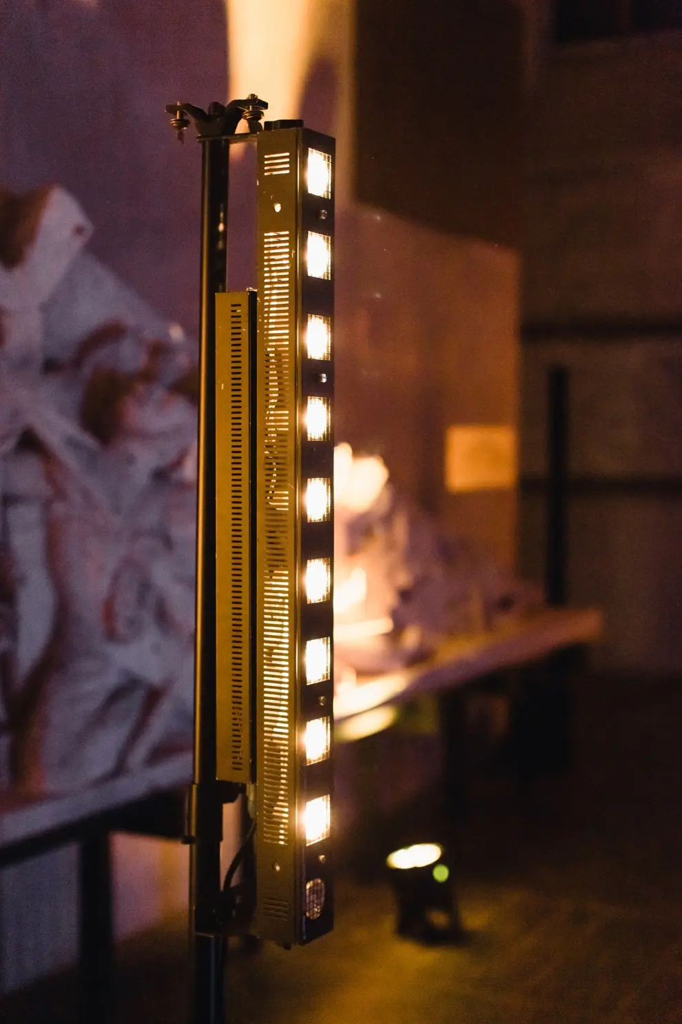 projecteur-led-eclairage-scenographique Projecteur LED professionnel utilisé par Musique et Émotion pour des mises en lumière scéniques ou muséales