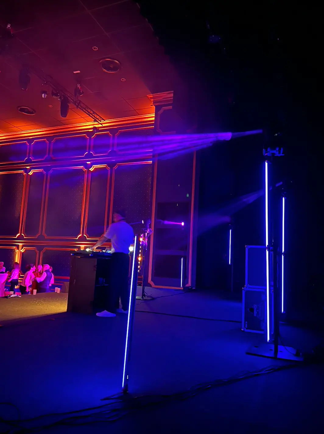 ambiance-son-lumiere-musique-emotion-evenement Ambiance lumineuse et animation DJ lors d’un événement d’entreprise animé par Musique et Émotion