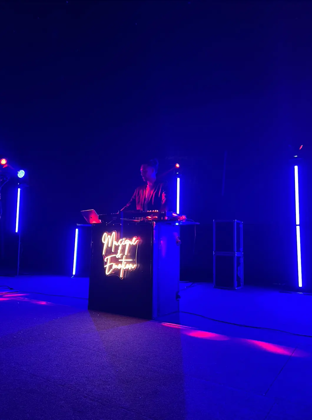 dj-musique-et-emotion-prestation-entreprise-scene DJ Musique et Émotion sur scène lors d’un événement d’entreprise – ambiance lumineuse professionnelle