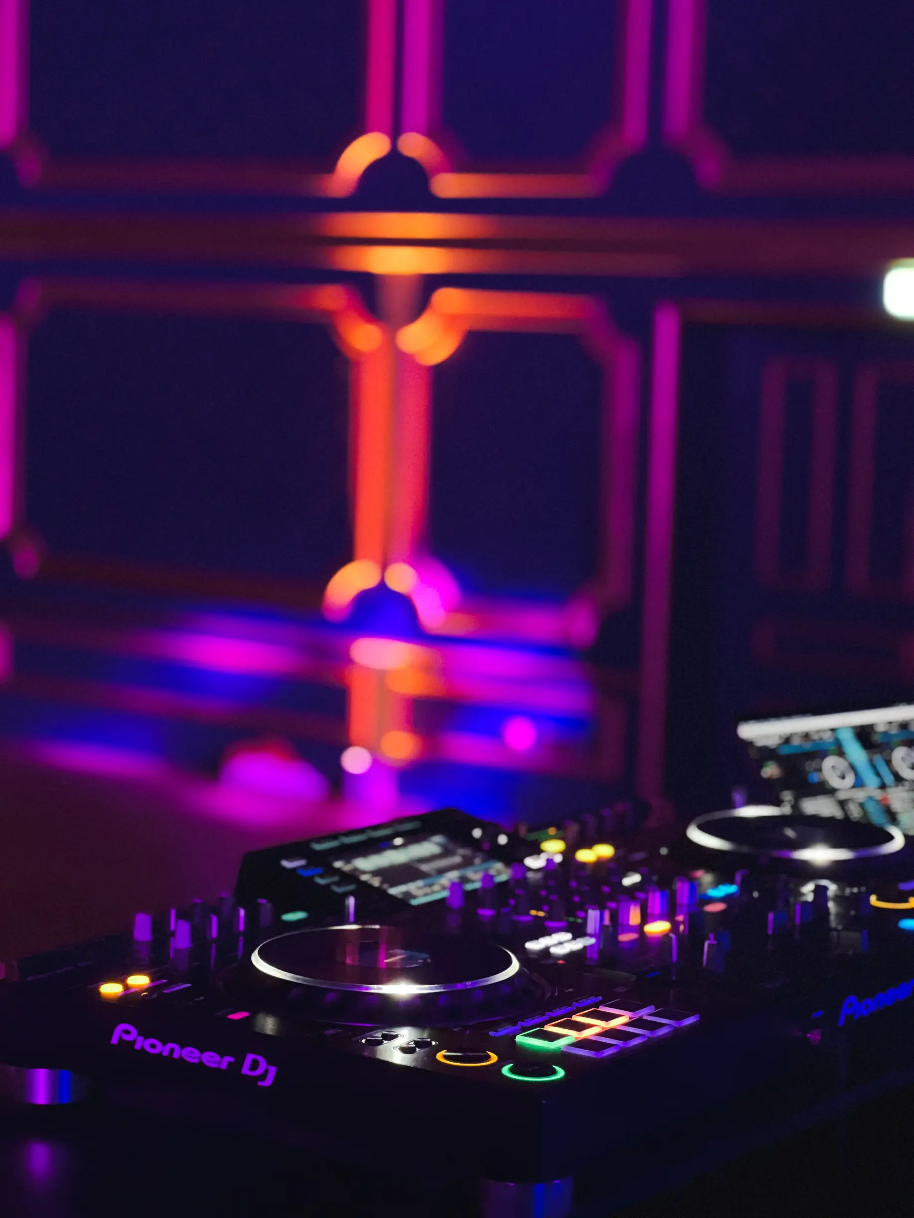 platines-dj-pioneer-musique-emotion-evenement Gros plan sur les platines DJ utilisées par Musique et Émotion pour l’animation musicale d’événements professionnels